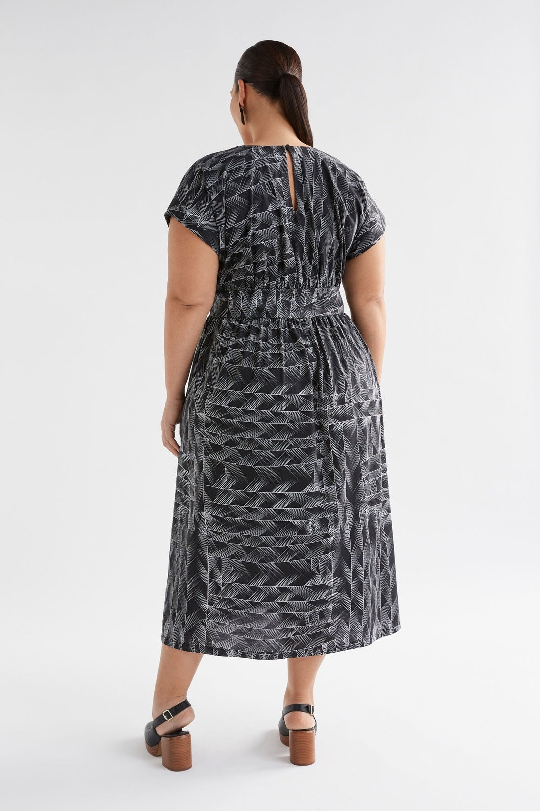 Elk Jagar Dress Black Line Print