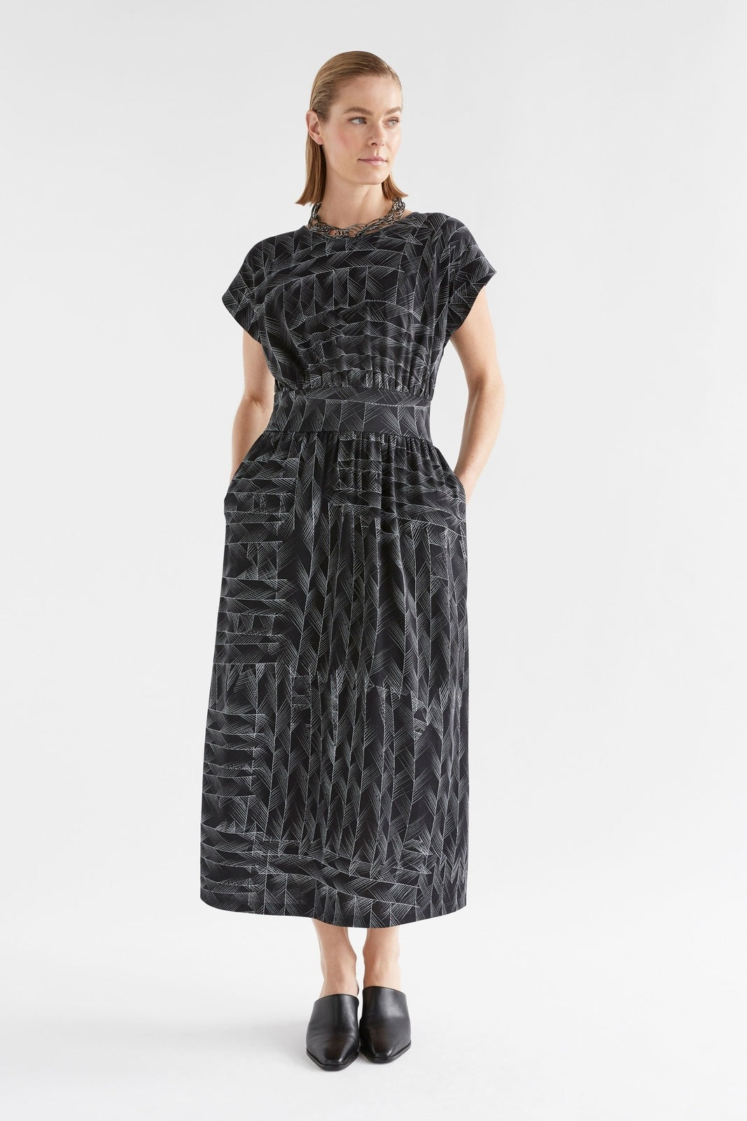 Elk Jagar Dress Black Line Print