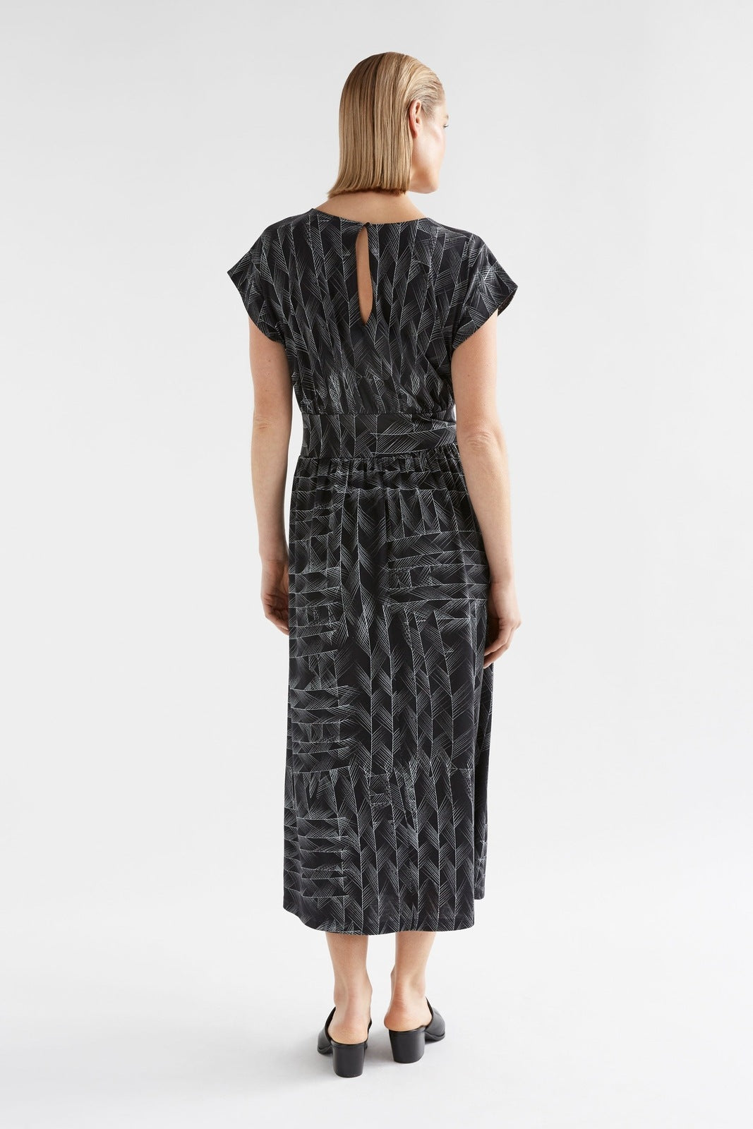 Elk Jagar Dress Black Line Print